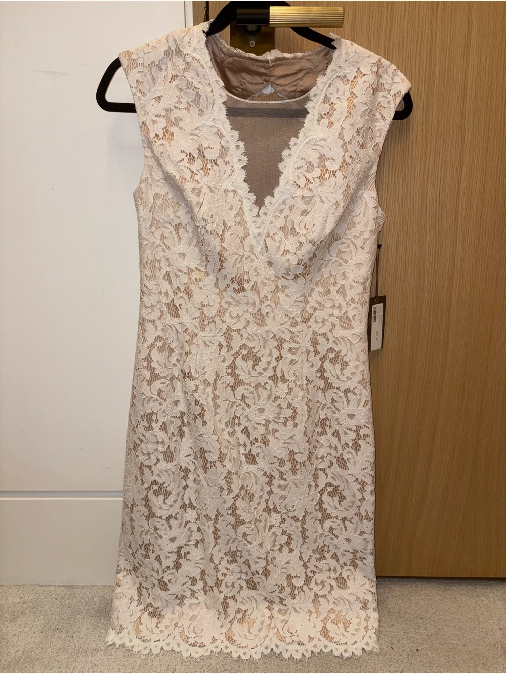 NWT- Vince Camuto Sleeveless Ivory Lace V-Neck Sheath Dress- Size 4